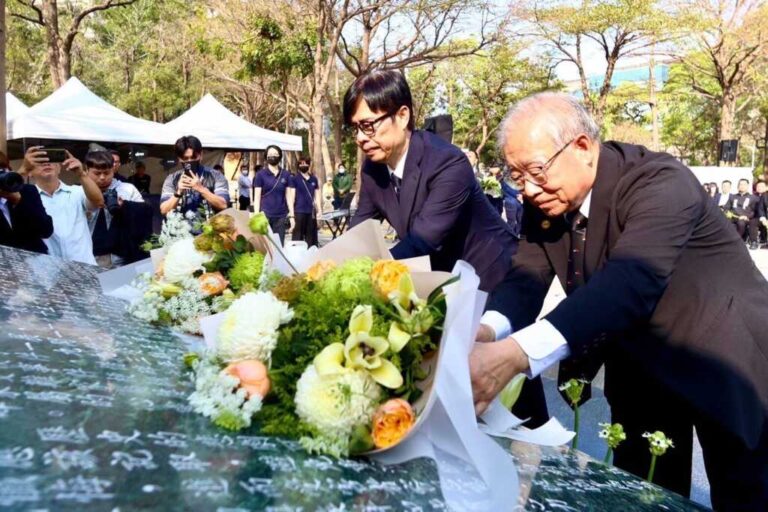 ▲高雄市長陳其邁今（28）日出席「二二八事件77周年追思紀念儀式」，代表市民與市府逐一慰問所有受難家屬，共同弔念因228事件所犧牲的台灣人民。（高雄市政府提供）